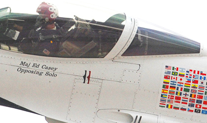 来日の印の国旗をペイントした機体