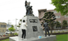 恵庭三四会が「平和の像 記念碑」の清掃作業